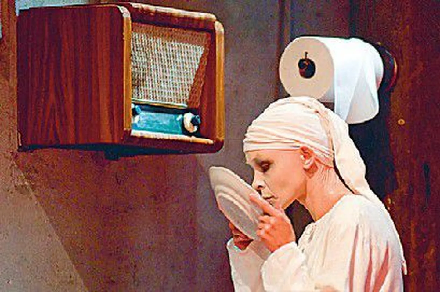 Haiseb? Ei? Riigist on lõppenud vesi ja Antigone (Elina Reinold) kontrollib, kuidas teener veeta nõudepesemisega hakkama saab.