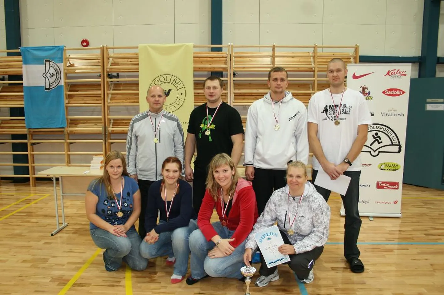 Kilingi-Nõmme gümnaasiumi võitjavõistkond: Kadri Karon (pildil vasakult), Reine Klettenberg, Kätlin Laur, Age Link; Kuro Link (tagareas vasakult), Erki Kangur, Rait Käbin ja Arko Kask.