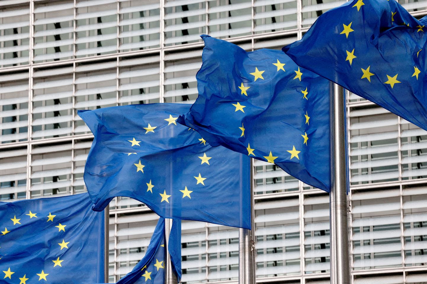 Euroopa lipud Euroopa Komisjoni peamaja ees Brüsselis, 28. septembril 2022. a.