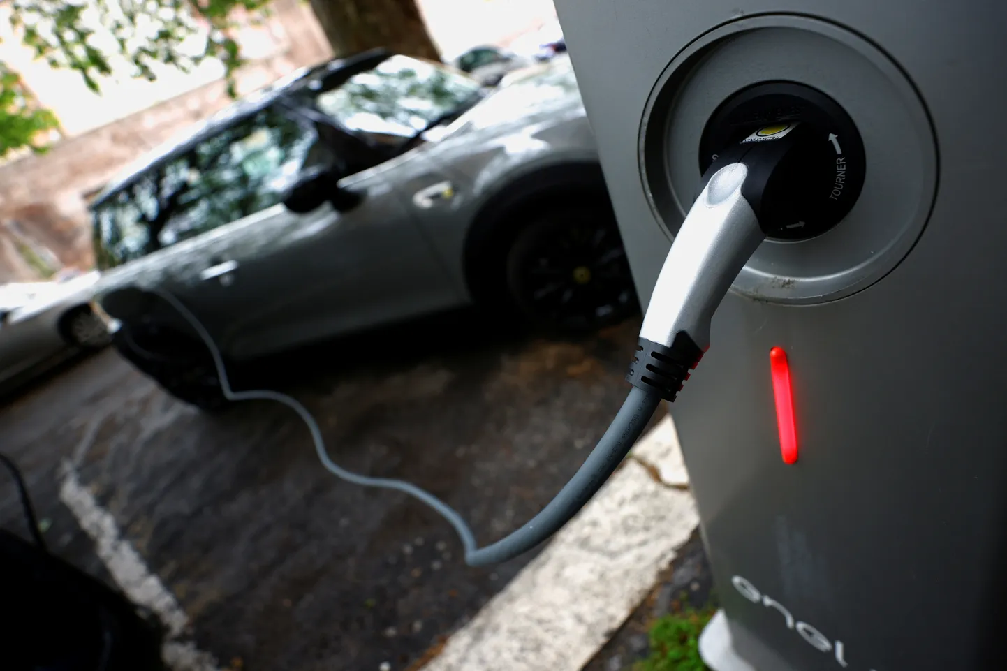 Elektriauto laadimas.