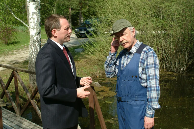 Aarne Üksküla ETV menuseriaalis «Õnne 13», fotol koos Andres Dvinjaninoviga. Aasta oli siis 2003.