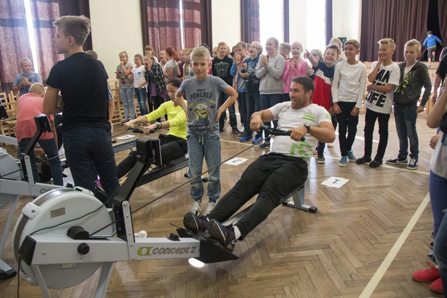 Kui lapsed olid sõudmise lõpetanud, ootasid nad pedagoogide võistlust. Kehalise kasvatuse õpetajate mõõduvõtt tekitas palju elevust.