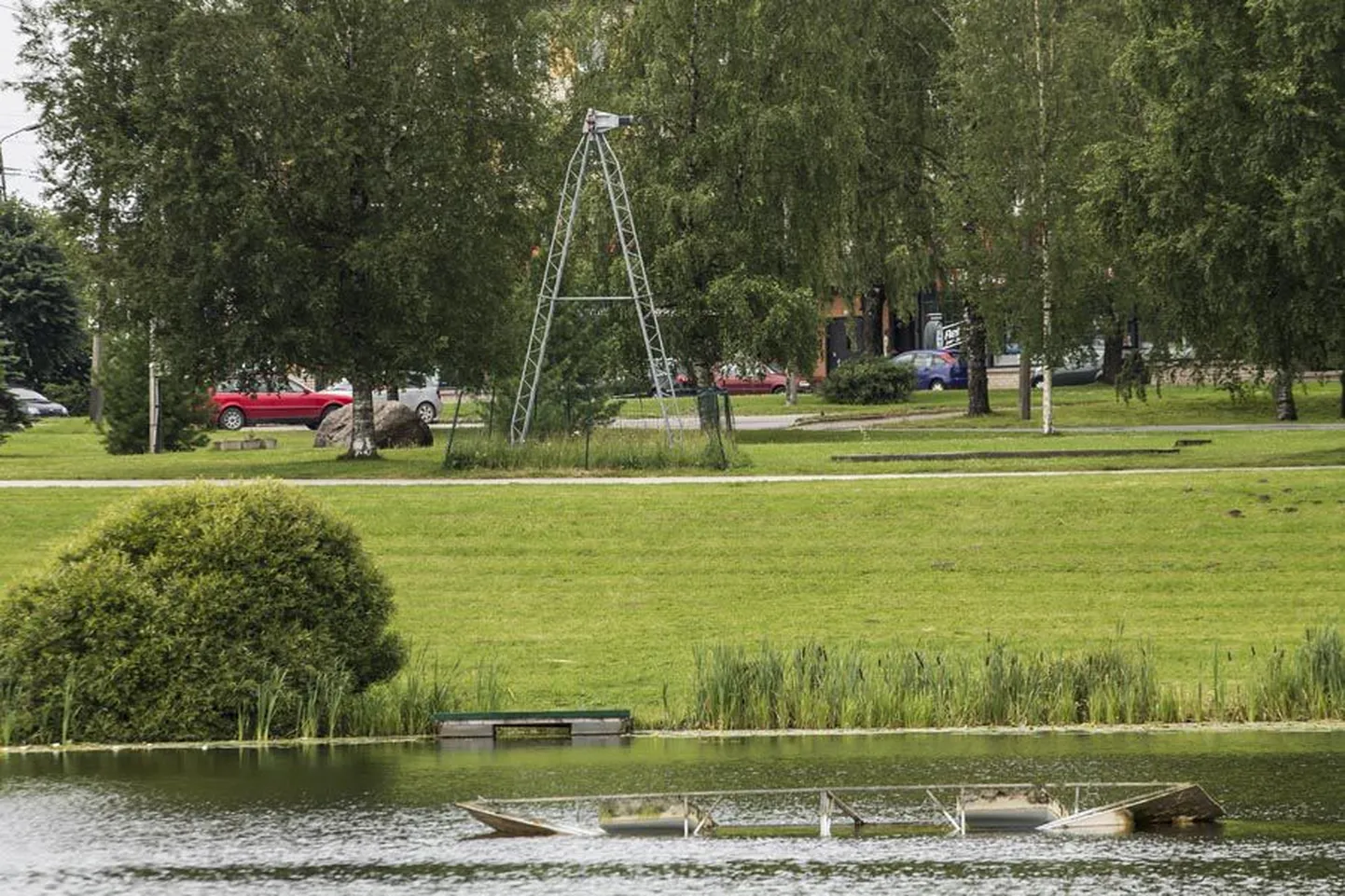 Hüljatud trampliin ulbib kummuli keeratuna keset Paala järve.