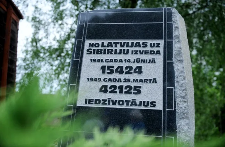 Цифры, выбитые в граните - количество жетв депортаций 1941 и 1949 года