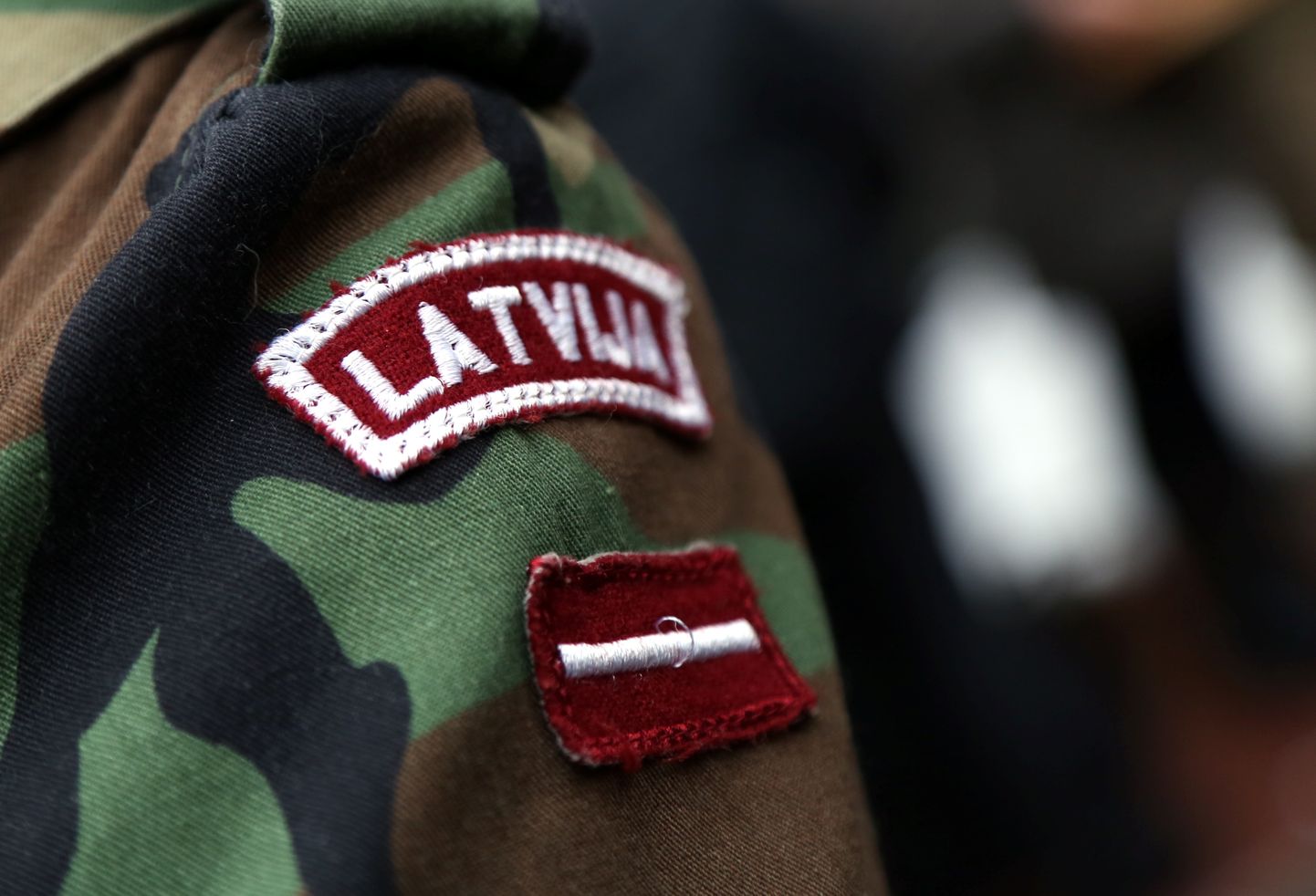 Latvijas karavīra formastērpa zīmotne Brīvības cīnītāju piemiņas ugunskura aizdegšanas pasākumā, pieminot Lāčplēša dienu.