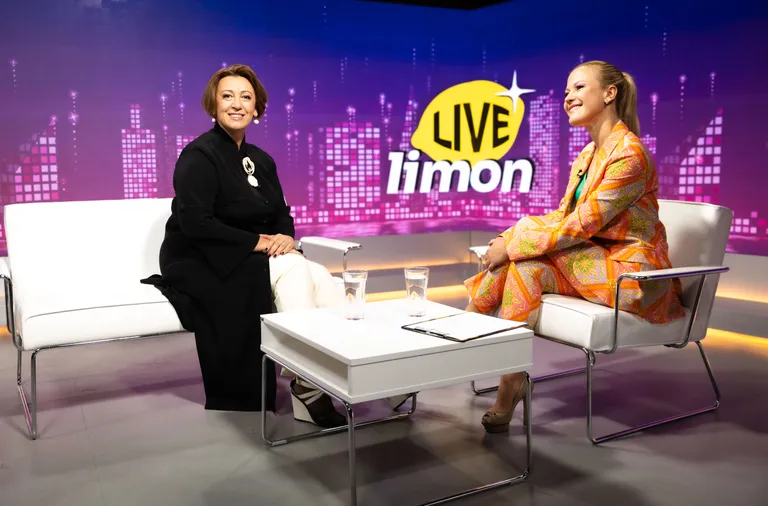Модельер Оксана Тандит и ведущая Limon LIVE Светлана Карабут.