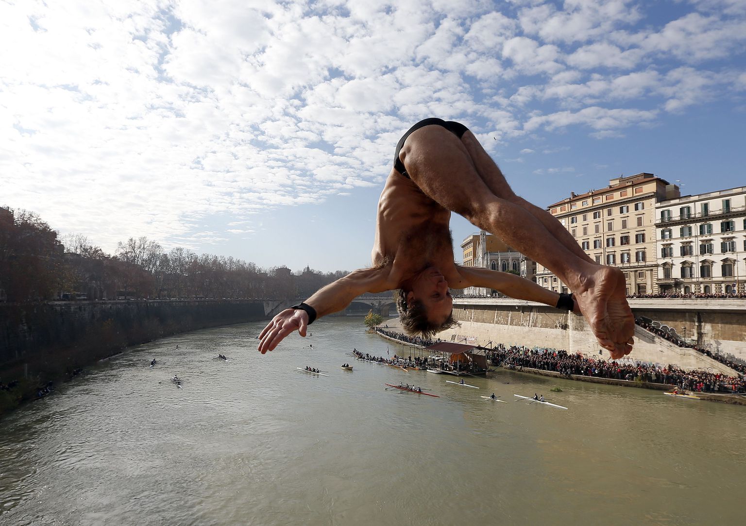 Akrobaatiline hüpe Tiberi jõkke Cavouri sillalt. Selline on uue aasta traditsioon Itaalia pealinnas Roomas.