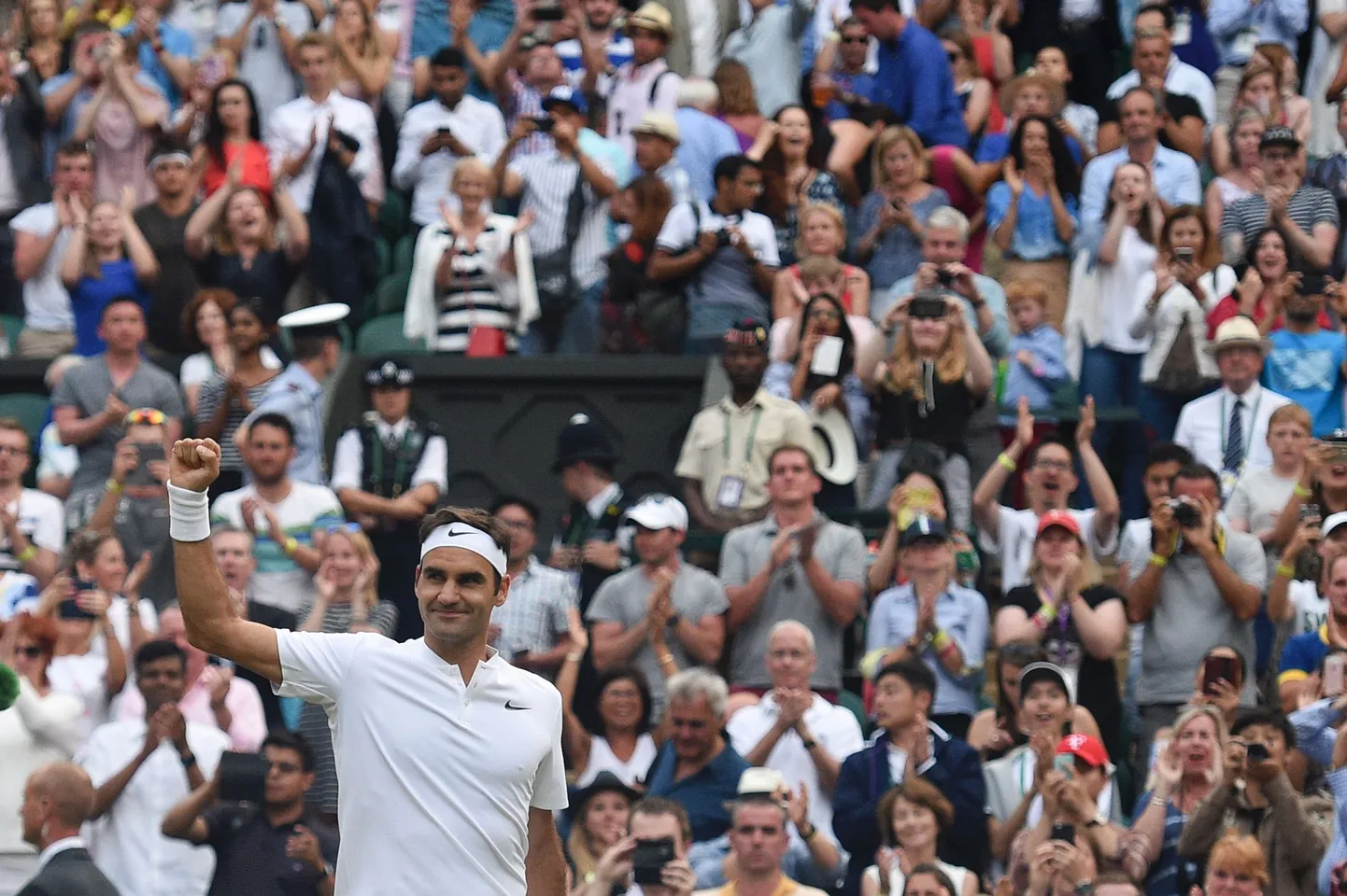 Switzerland's Roger Federer celebrates beating Germany's Mischa Zverev (L) during their men's singles third round match on the sixth day of the 2017 Wimbledon Championships at The All England Lawn Tennis Club in Wimbledon, southwest London, on July 8, 2017. / AFP PHOTO / Oli SCARFF / RESTRICTED TO EDITORIAL USE
