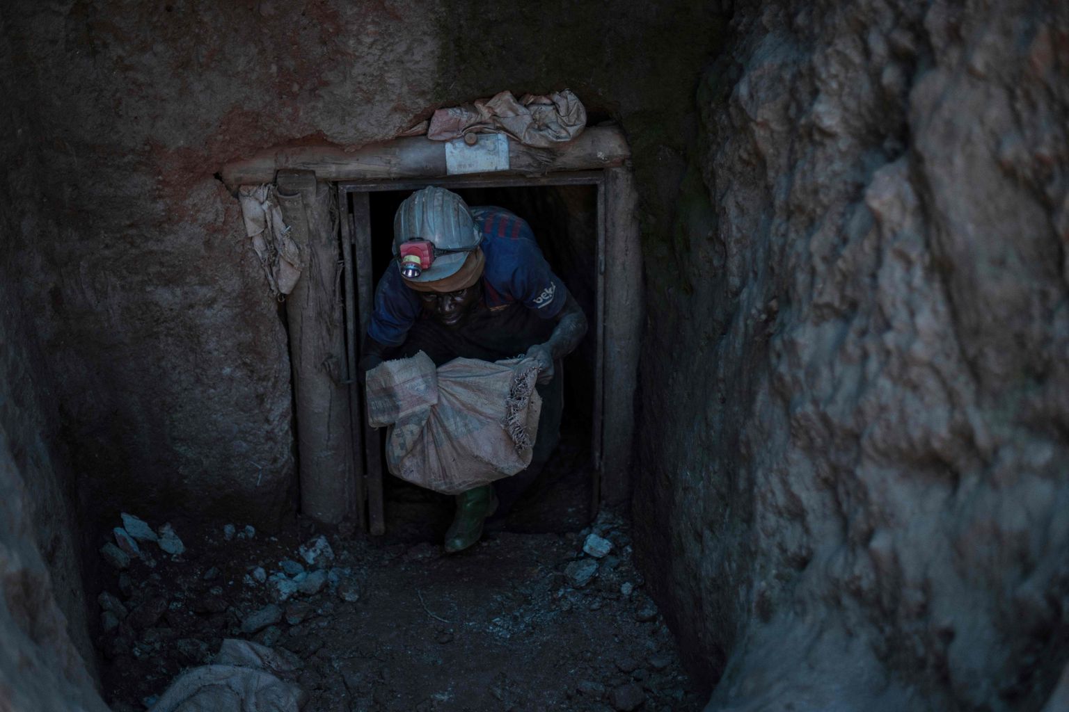 Kullakaevanduses töötaja Kongos Luhihis