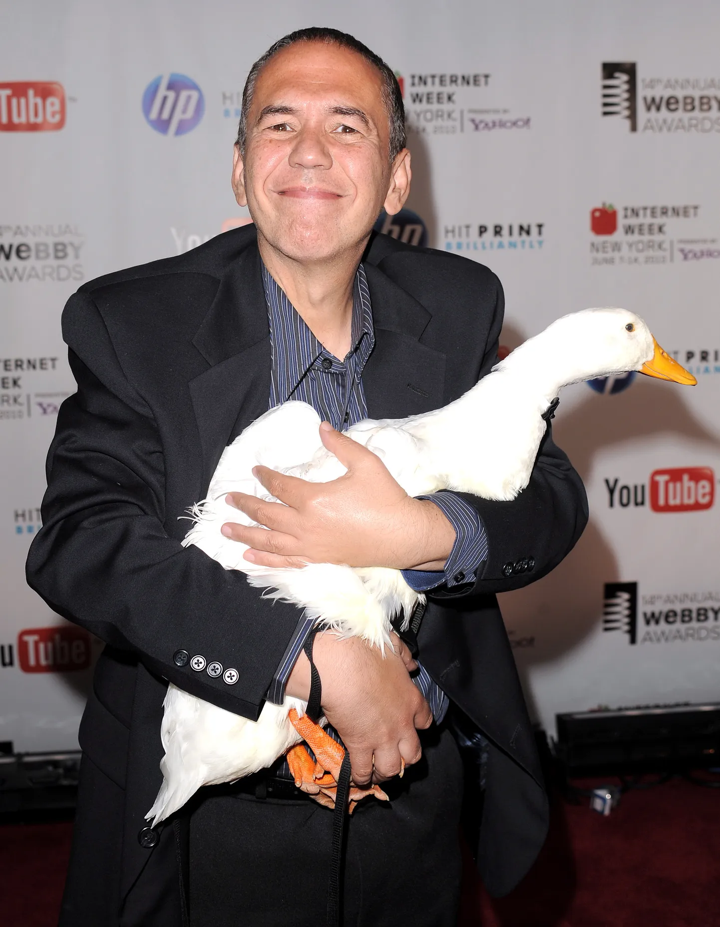 USA koomik Gilbert Gottfried saabus 2010. aastal auhinnagalale koos pardiga.
