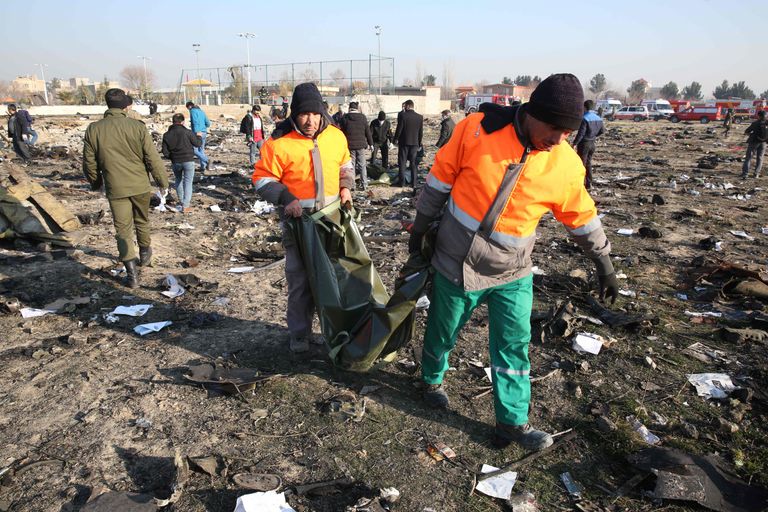 Iraanis Teheranis kukkus alla reisilennuk, mille pardal oli 176 inimest. Iraani päästetöötajad sündmuskohal.