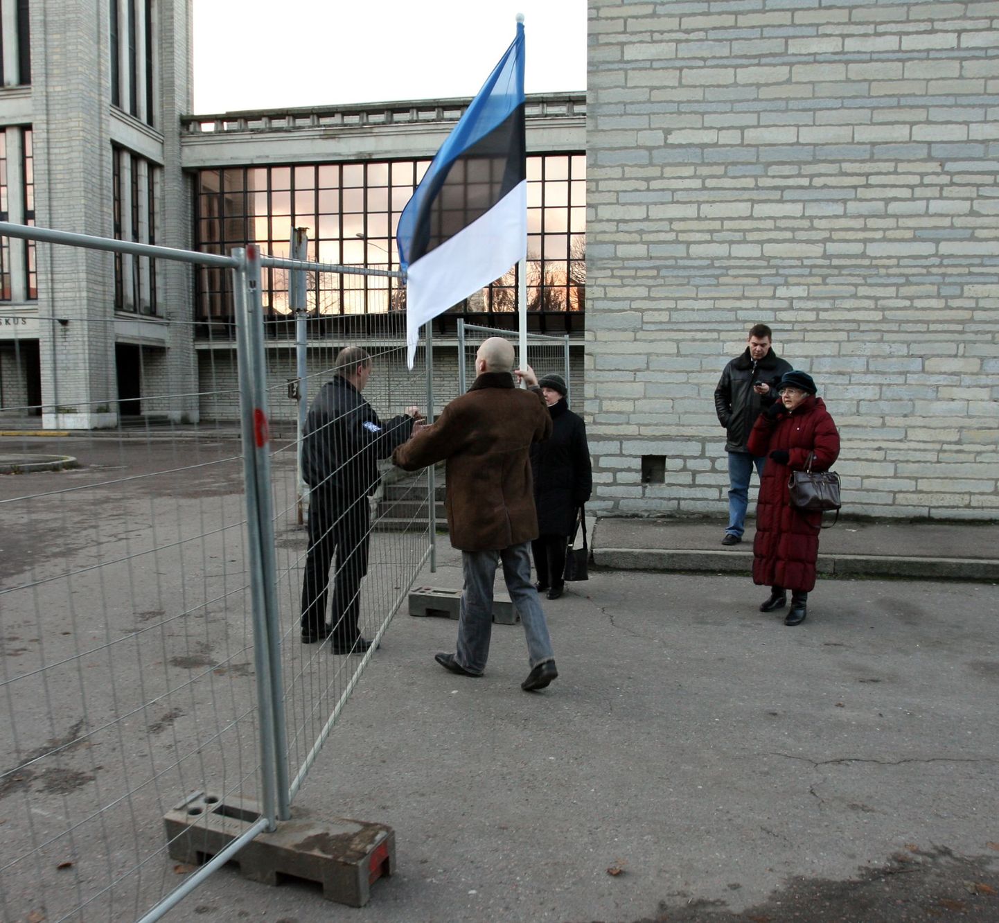 2006. aasta lõpus tuldi kunagise poliitharidusmaja, Sakala keskuse lammutamise vastu protesteerima ka  sinimustvalge lipuga.
