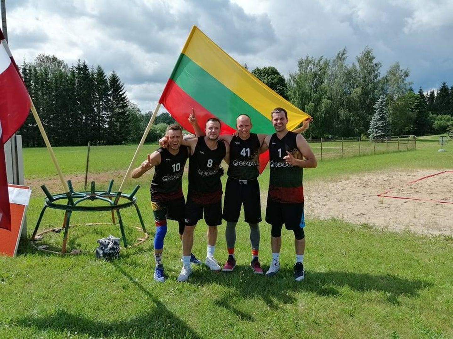 Eelmisel laupäeval Kolga-Jaani põhikooli staadionil asetleidnud Eesti meistrivõistluste etapilt 3 x 3 tänavakorvpallis viis võidu koju Leedu meeskond Gealan Baltic.