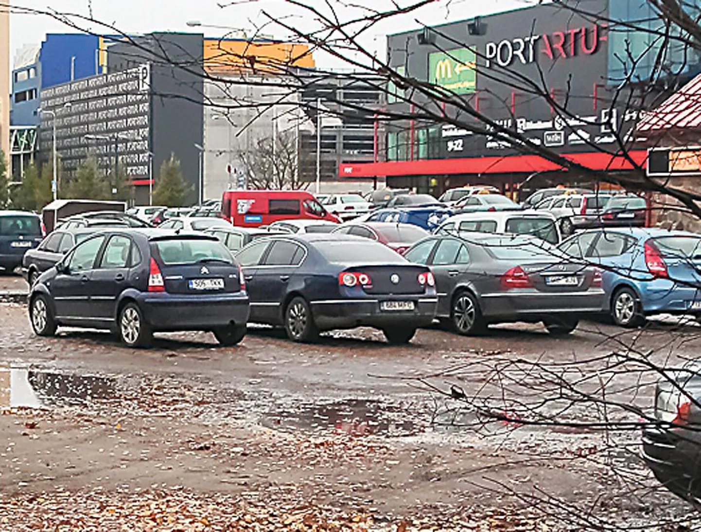Munakiviparklast politseimaja poole jääv ala on korda tegemata ja autod pargivad lompide vahel.