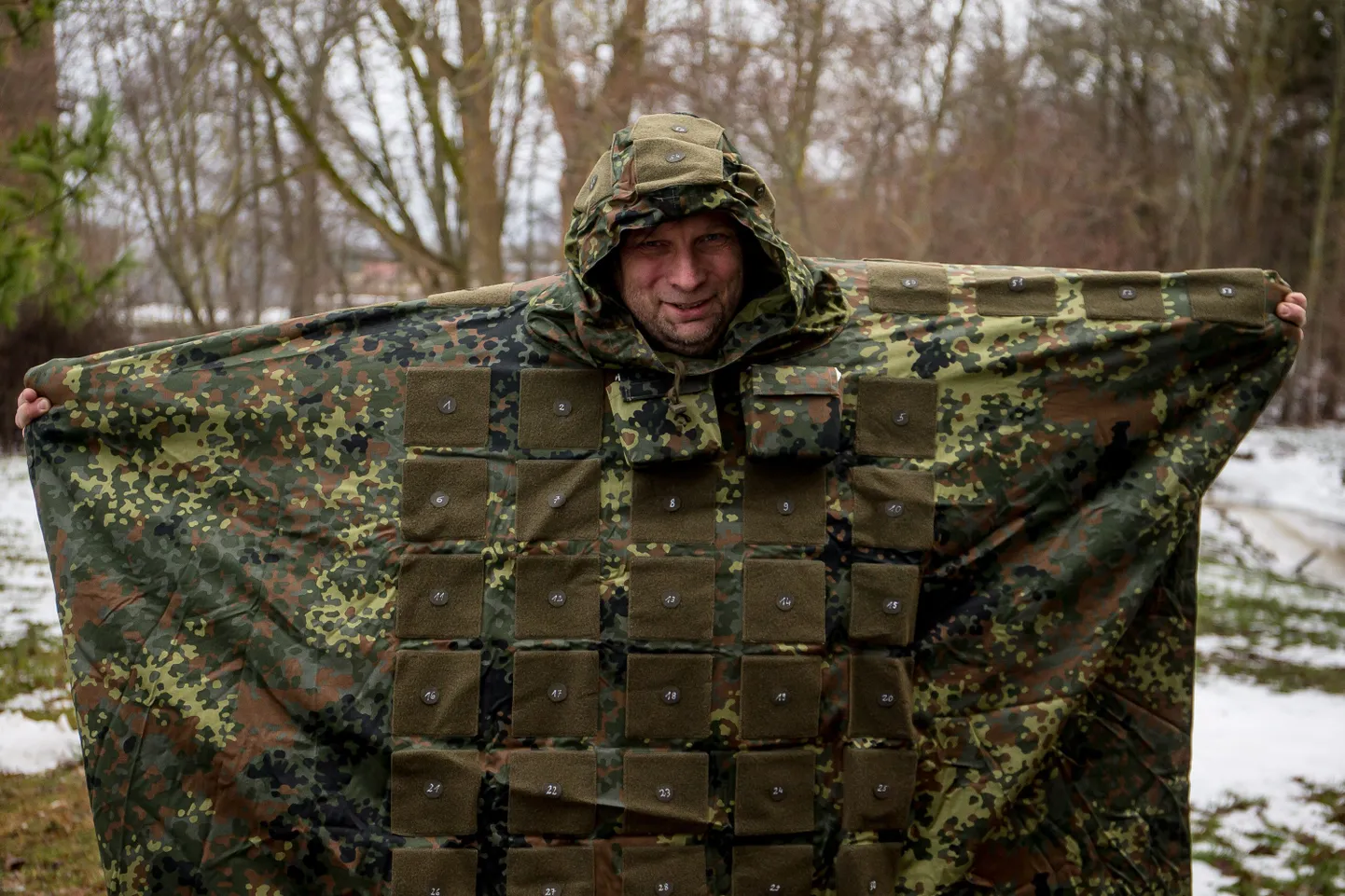 Marek Strandberg keebis, mida kasutati radari eest varjamise kanga katsetamiseks. Katse ajaks pandi rinnal olevatesse pakettidesse kihiti kangalappe, et teha kindlaks selle radarisignaali neelamise võime.