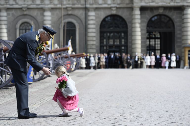Tüdruk kingib Rootsi kuningale Carl Gustaf XVI-le viimase sünnipäeva puhul lillekimbu. / Scanpix