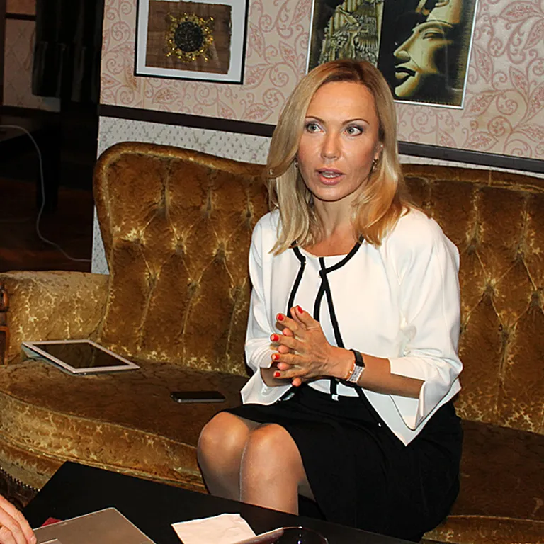 Sandra Sondore-Kukule bija tērpusies elegantā kostīmā