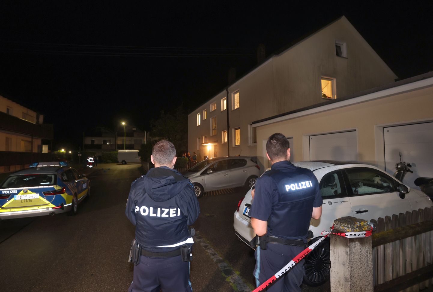 Šajā daudzdzīvokļu mājā Langveidā, Bavārijā, tika nošauti trīs cilvēki
