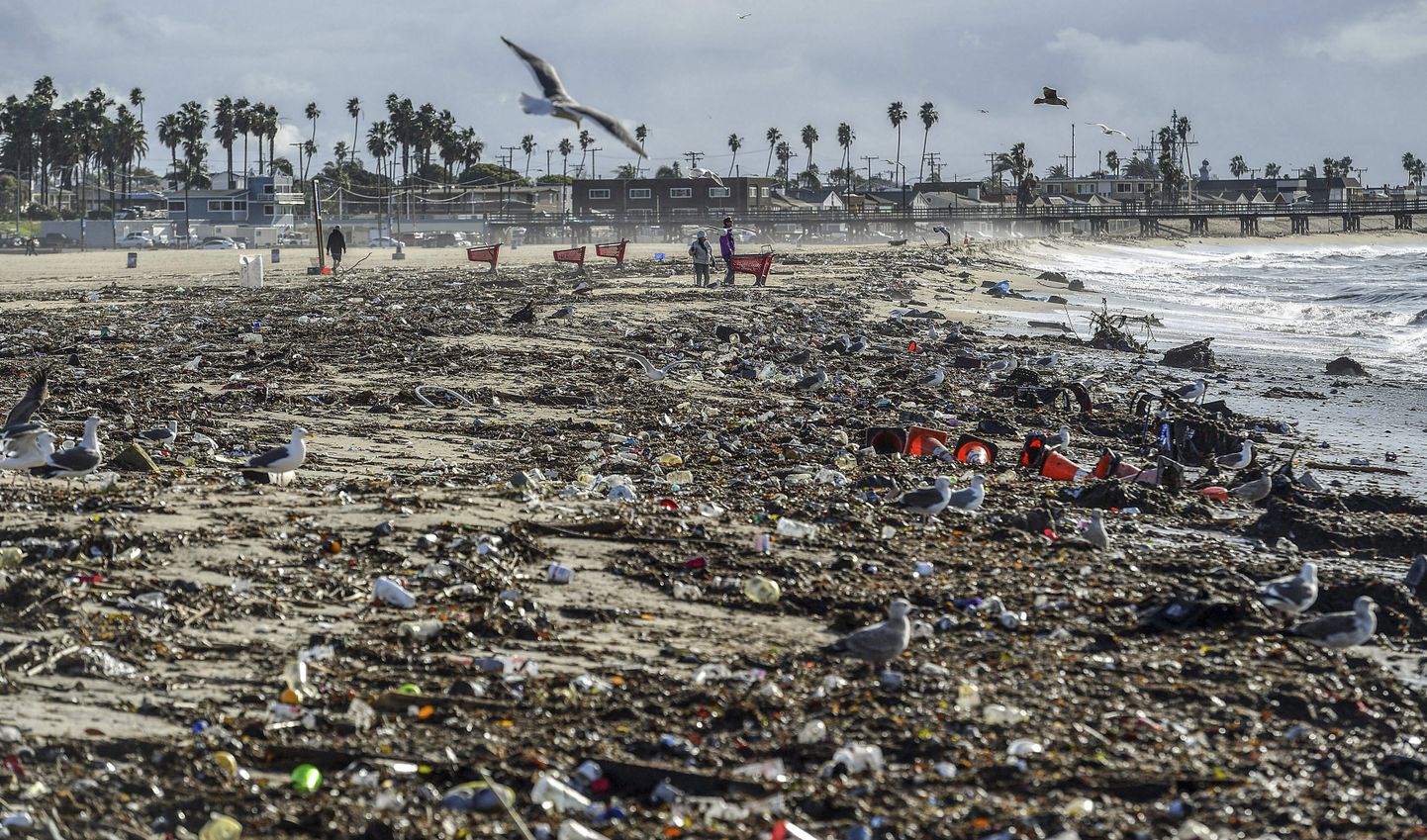 Torm on toonud plastikprügi ookeanist rannale. Pilt on tehtud USAs California osariigis.