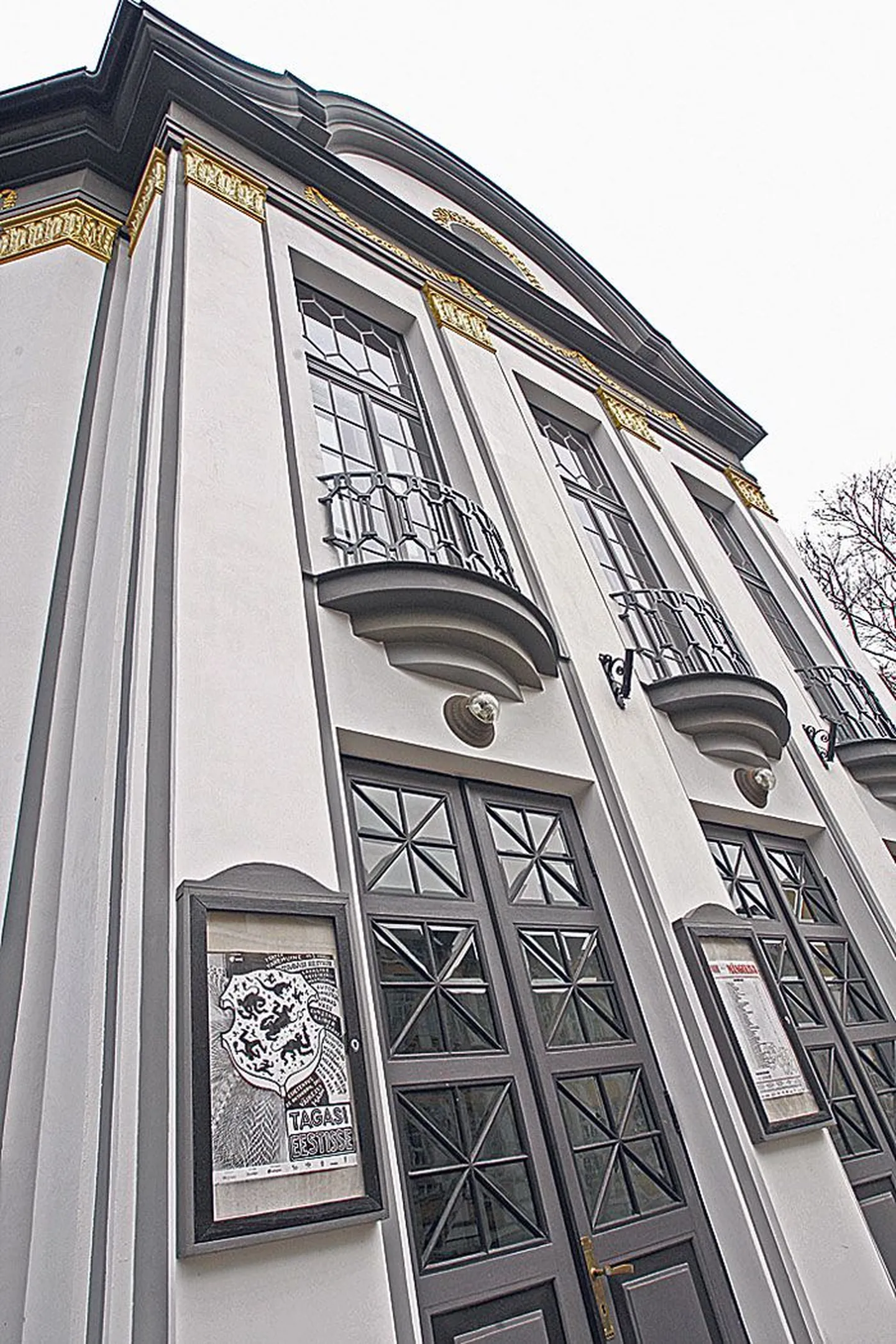 Väikese maja uuenenud ilmega peasissepääsu kõrval on vasakpoolseim afišš lavastuse «Tagasi Eestisse» kohta.