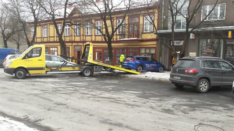 Neljapäeva lõuna paiku sõitis Pärnus Rüütli tänaval vastu majaseina sõiduauto Honda Civic Tourer.