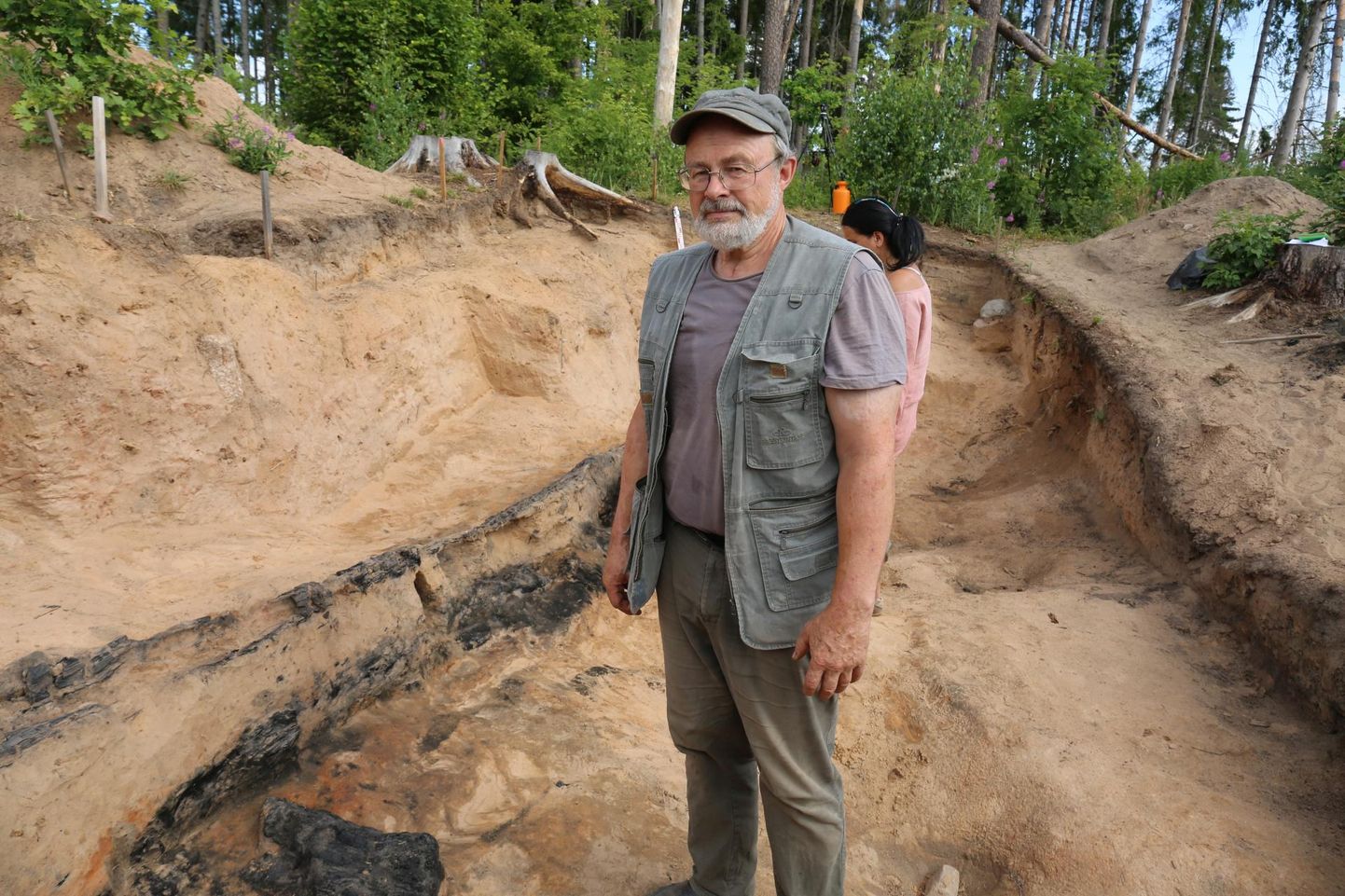 Arheoloogiaprofessor Heiki Valk hakkas eelmisel aastal Rosma linnamäel lahti kaevama linnuse kaevu, kuid sattus hoopis suure viljahoidla peale.