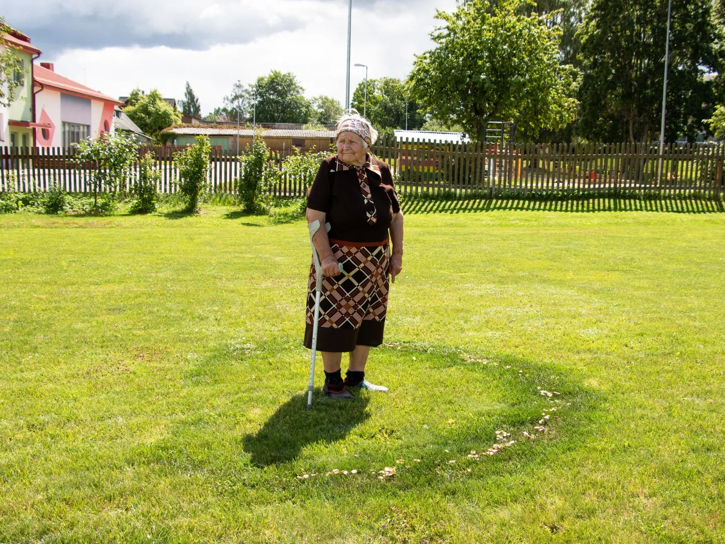 Aime Bachmann seisab oma koduõues seeneringis. Neid on sinna ilmunud juba mitmel aastal.