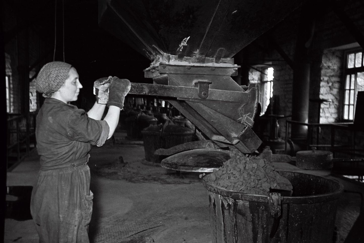 Töö Kohtla-Järve põlevkivitöötlemise kombinaadis oli raske ja tervist kahjustav, sellest hoolimata töötas seal palju naisi. 