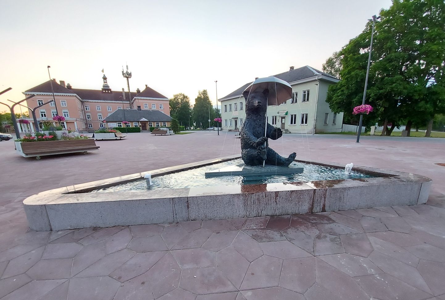Otepää keskväljakul ootab peaministrit karukujuline pronksist purskkaev, mis valmis suve hakul ja mille on modelleerinud skulptor Bruno Kadak.