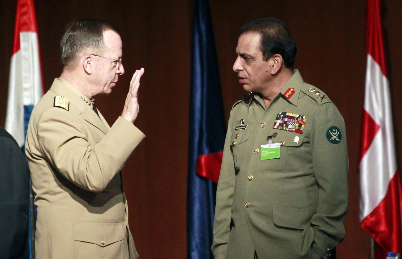 Pakistani armeejuht kindral Ashfaq Kayani (paremal) septembris kohtumas USA admirali Mike Mulleniga.