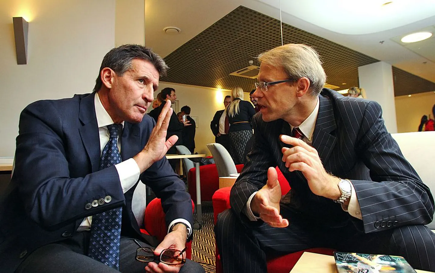 Inglise jooksukuulsus Sebastian Coe (vasakul) seletab Maratoni toimetajale Priit Pulleritsule, et sportlasena tuleb olla kogu aeg uudishimulik: mis on järgmise nurga taga, kas ma suudan joosta kiiremini?