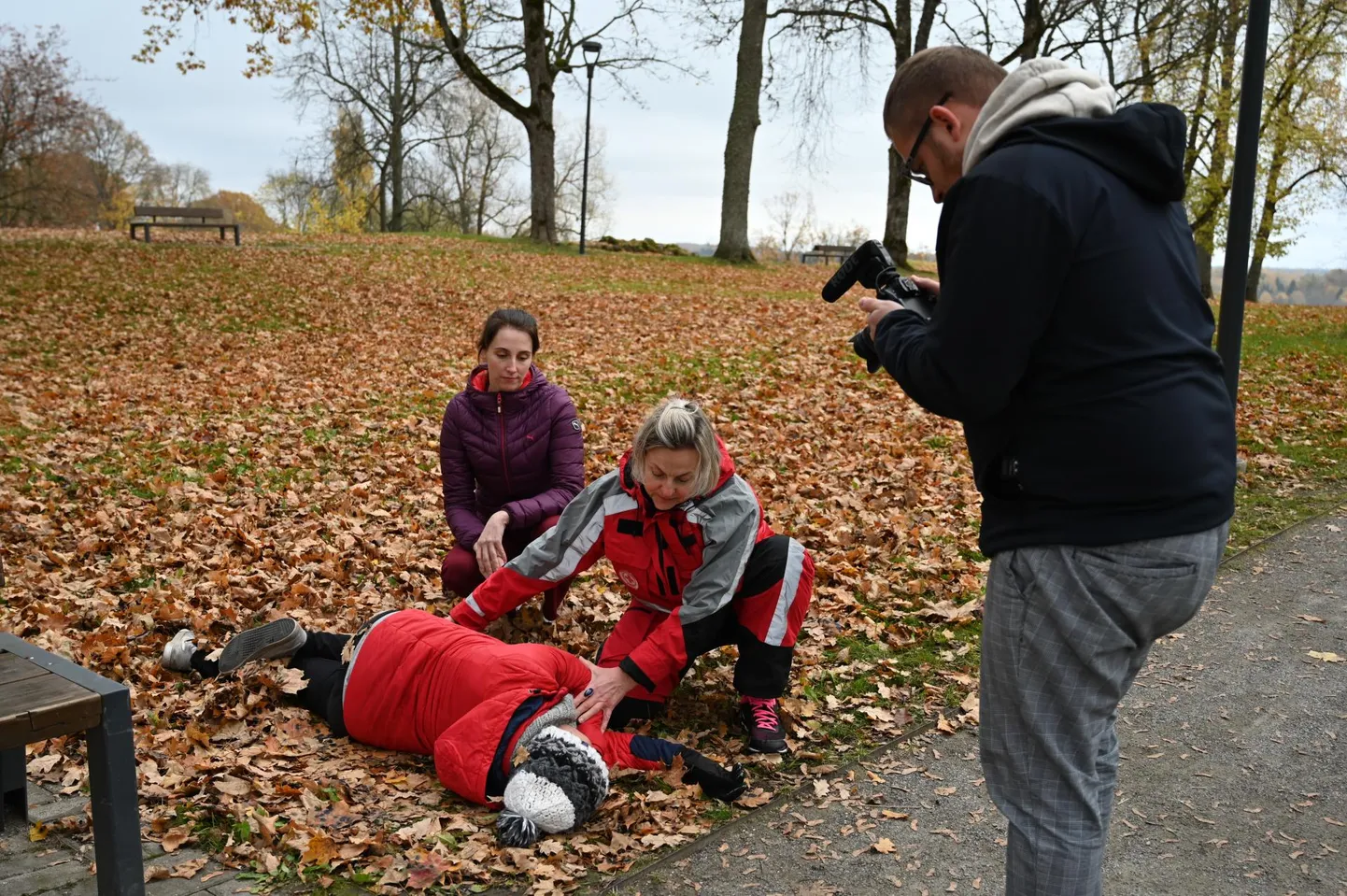 Viljandi haigla filmis koostöös Punase Ristiga Viljandi lossimägedes elustamise õppevideo.