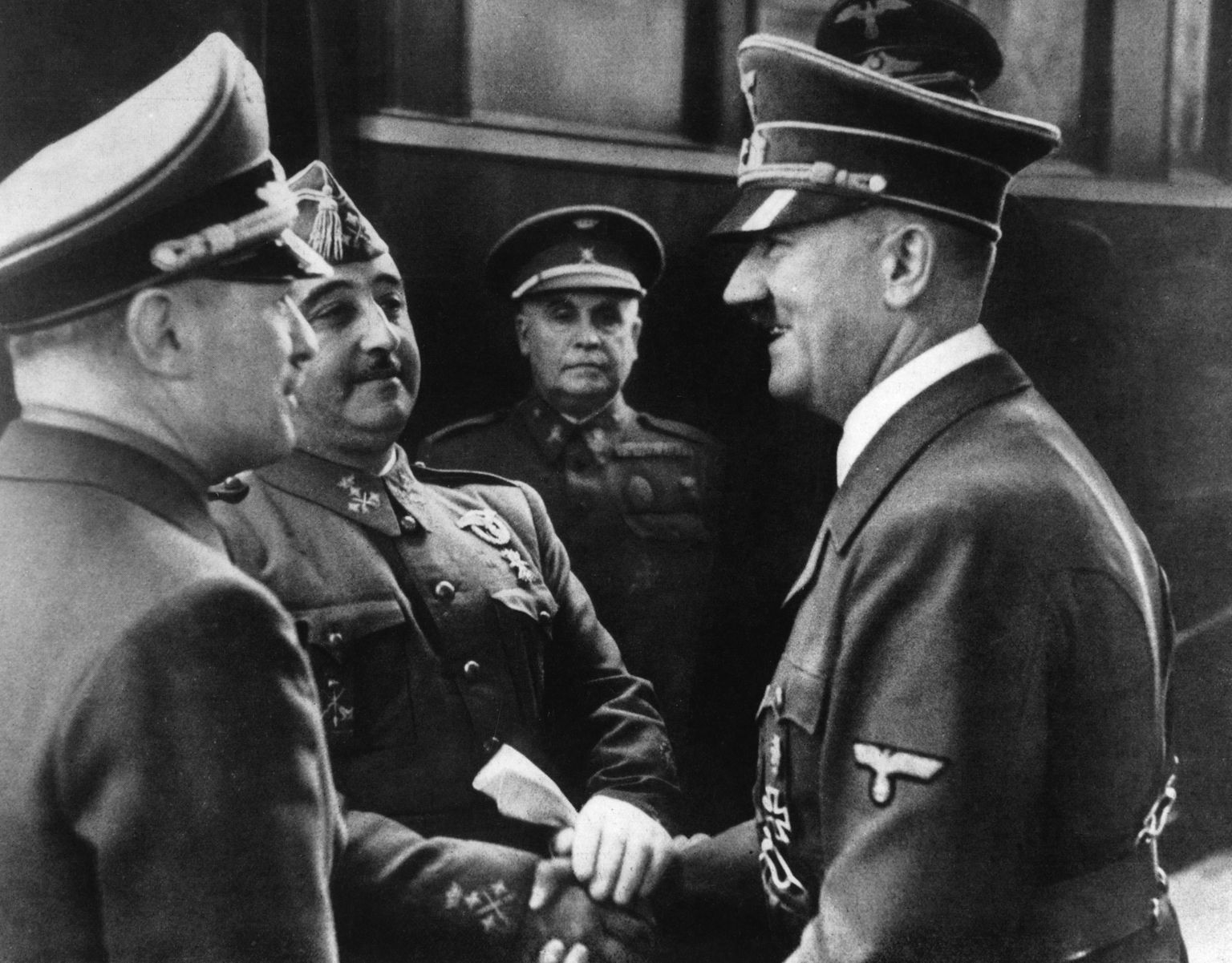 Francisco Franco (keskel) ja Adolf Hitleri kohtumine 1940. aastal okupeeritud Prantsusmaal Hendaye´s.
