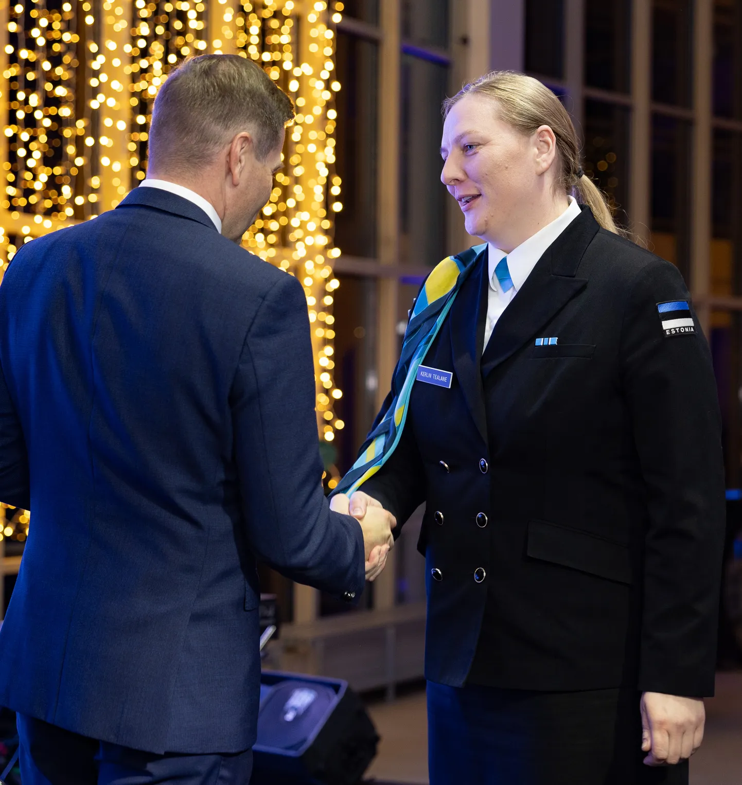 Teiste seas pälvisid Kaitseministeeriumi hõnerinnamärgi näiteks Järvamaaga seotud õed, Põhja maakaitseringkonna tsiviil- ja militaarkoostöö ohvitser, nooremleitnant Kristlin Kõrgesaar ja seda aktiivse kaasalöömise ja panuse eest „Eesti NATO-s 20 – NATO 75“ kuue linna kogukonnatuuri korraldusse ning Naiskodukaitse Järva ringkonna esinaine Kerlin Tealane (pildil surumas ministriga kätt) ja seda silmapaistva panuse eest siinse ringkonna arengusse.