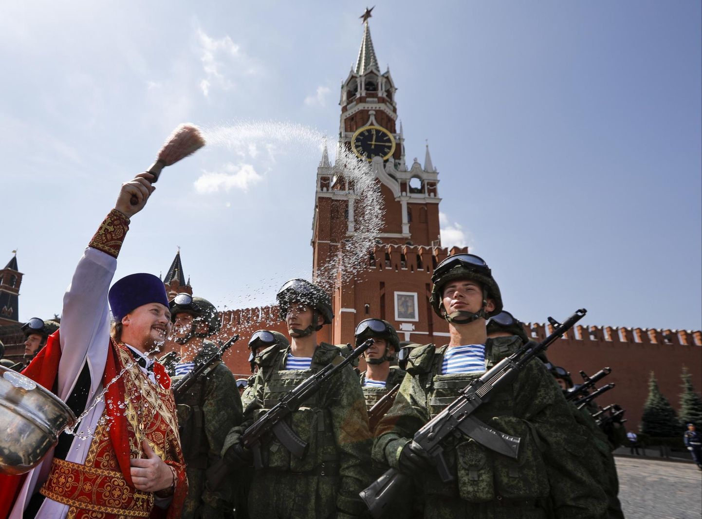 Vene õigeusu kirik on valinud äärmiselt militaristlikud väärtused. Seda iseloomustab seegi, kui sageli võib näha fotosid raketibaase või sõdureid õnnistavatest preestritest.