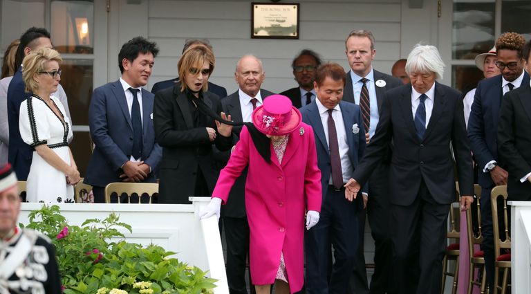 Jaapani staar Yoshki «puudutas» oma salliga Elizabeth II-st. Üllatunud Gillian Anderson on vasakul valges kleidis