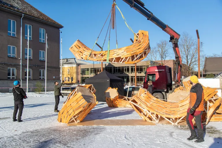Installatsiooni "Ouroboros" osad toodi Vabaduse platsile kohale Reinu teelt angaarist.