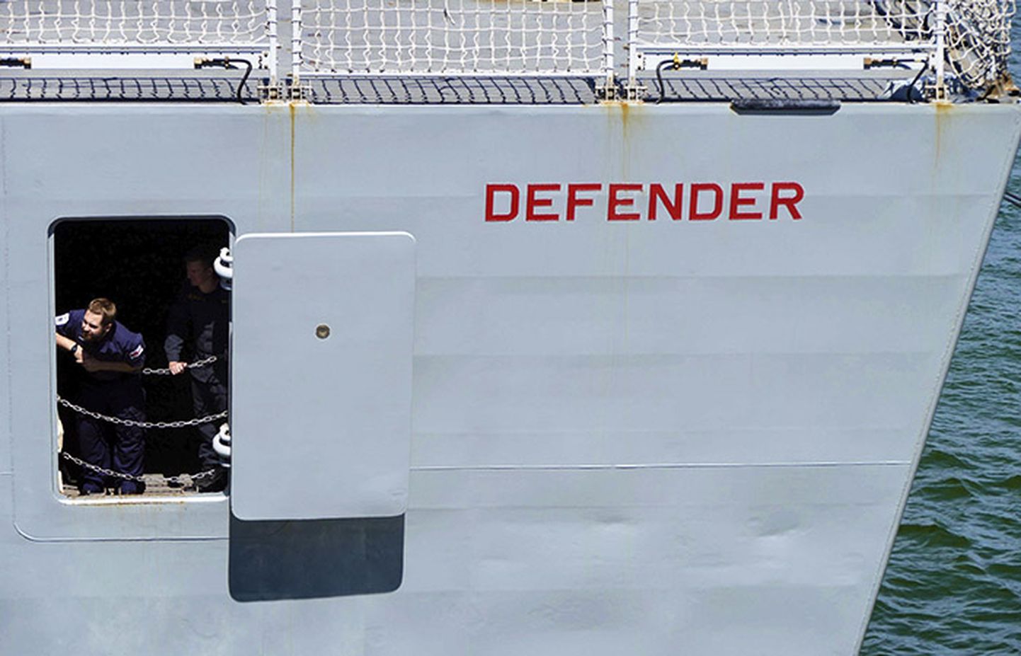 Британский эсминец "Дефендер".