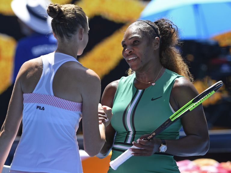 Serena Williams õnnitleb suurvõidu saanud Karolina Pliškovat.