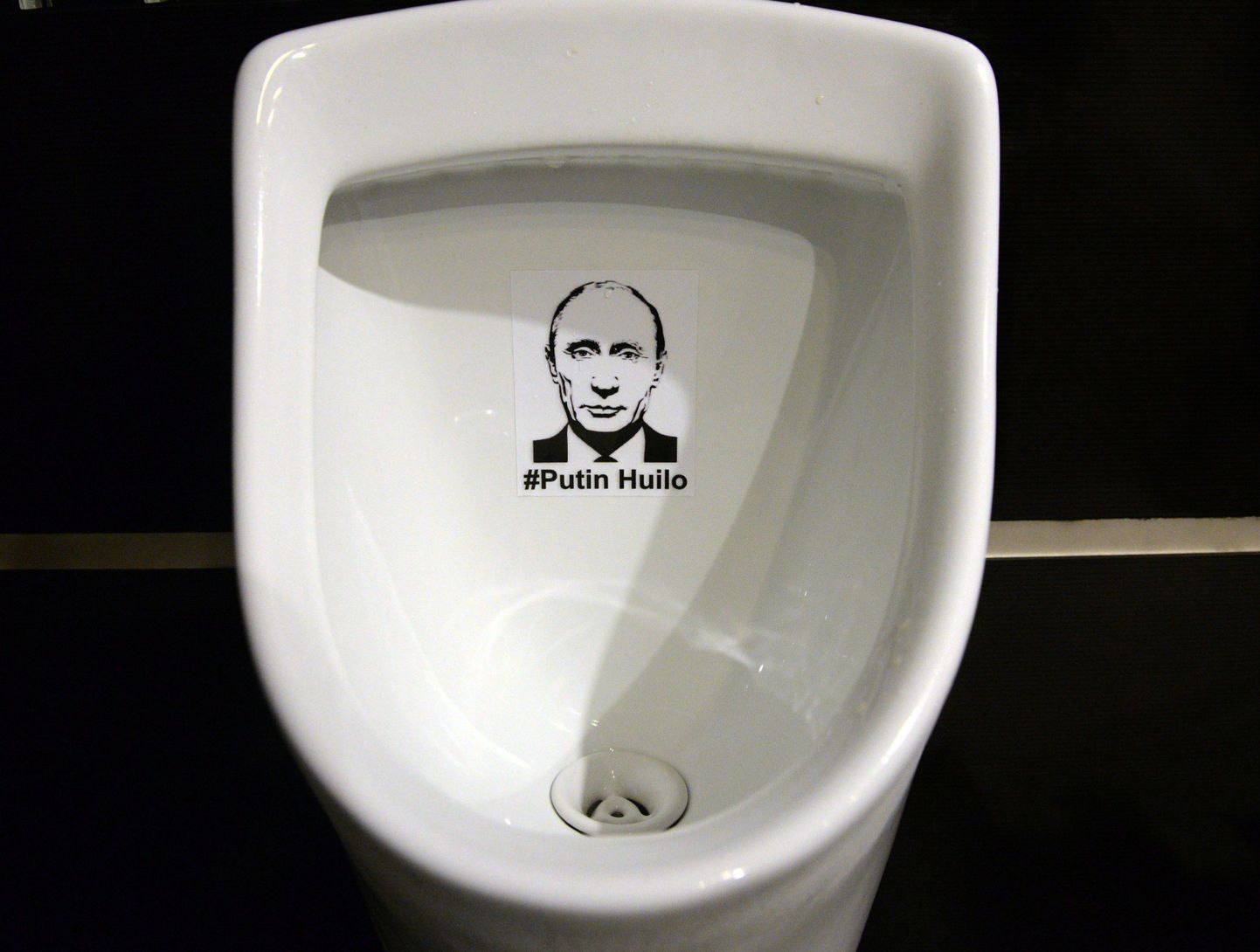 Vladimir Putini pilt Lvivi urinaalis