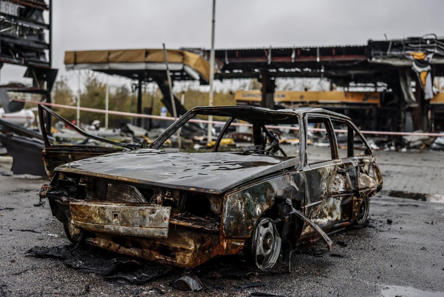 Сгоревшая машина в Днепре после ракетного обстрела
