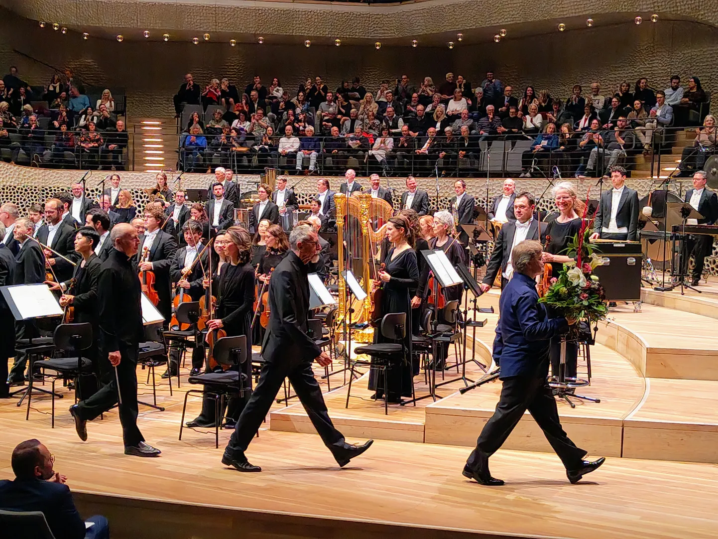 (Vasakult) Paavo Järvi, Erkki-Sven Tüür ja Kalev Kuljus Elbphilharmonie suure saali laval. Neil tuli korduvalt tagasi tulla, et veel publiku tänuavaldusi vastu võtta.