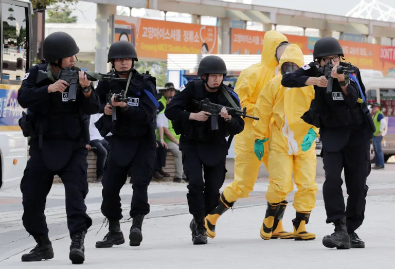 Lõuna-Korea sõdurid terrorismivastasel õppusel Goyangi linnas. Õppustel osalevad ka USA sõdurid. Foto: Lee Sang-ho/Xinhua/SIPA USA/Scanpix