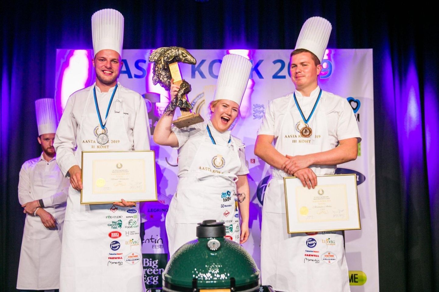 Suvepealinna Noodi restorani kokk Roland Visnapuu (vasakul) usub, et suuremad võistlused seisavad tal veel ees.