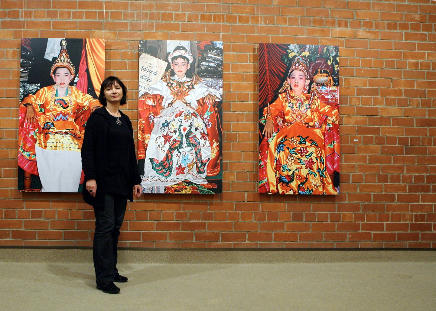 Birmas pildistas kunstnik Rosita Raud kuninglikke rõivastesse riietatud lapsi.
