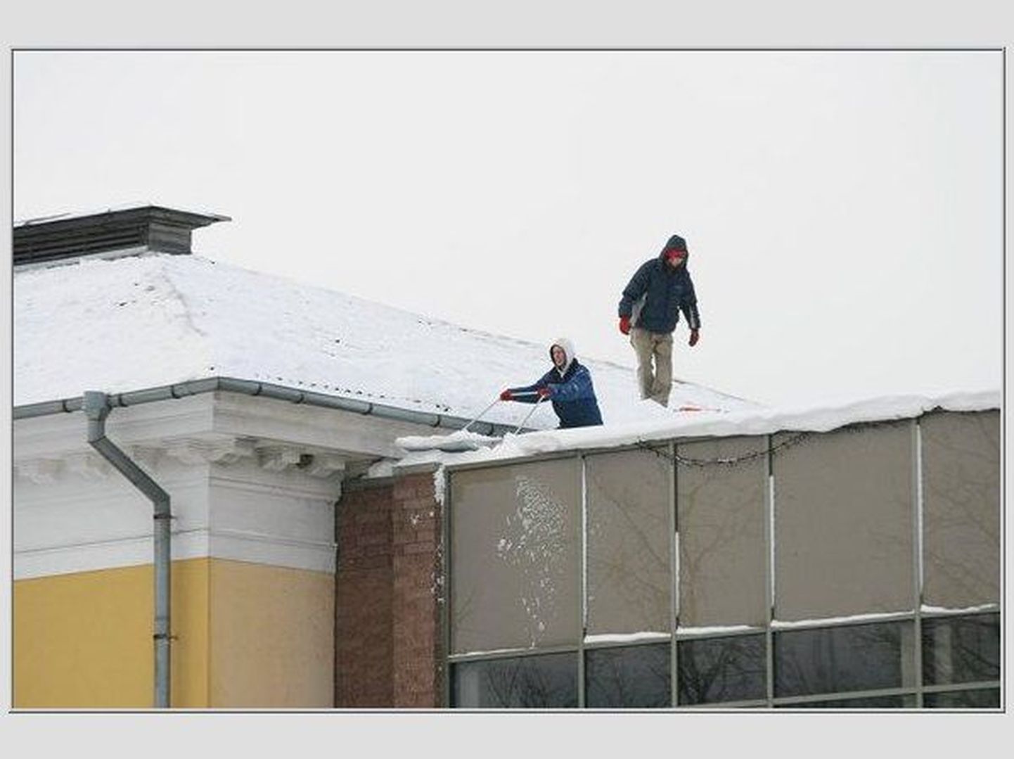 Katuste puhastamine lumest.