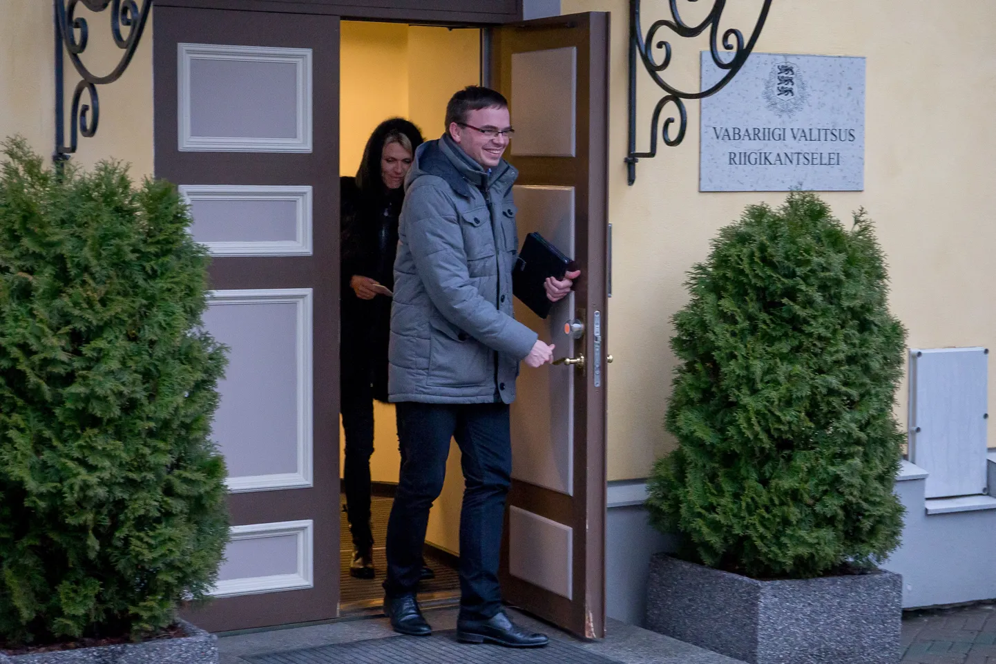 Kõnelusi pidanud erakonnad lahkumas Stenbocki majast.
