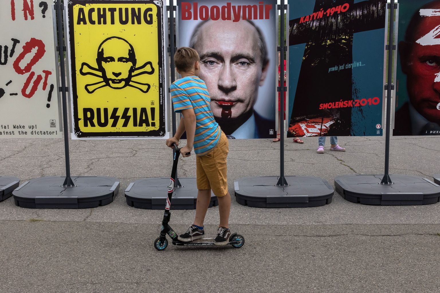 Плакаты с изображением Владимира Путина.