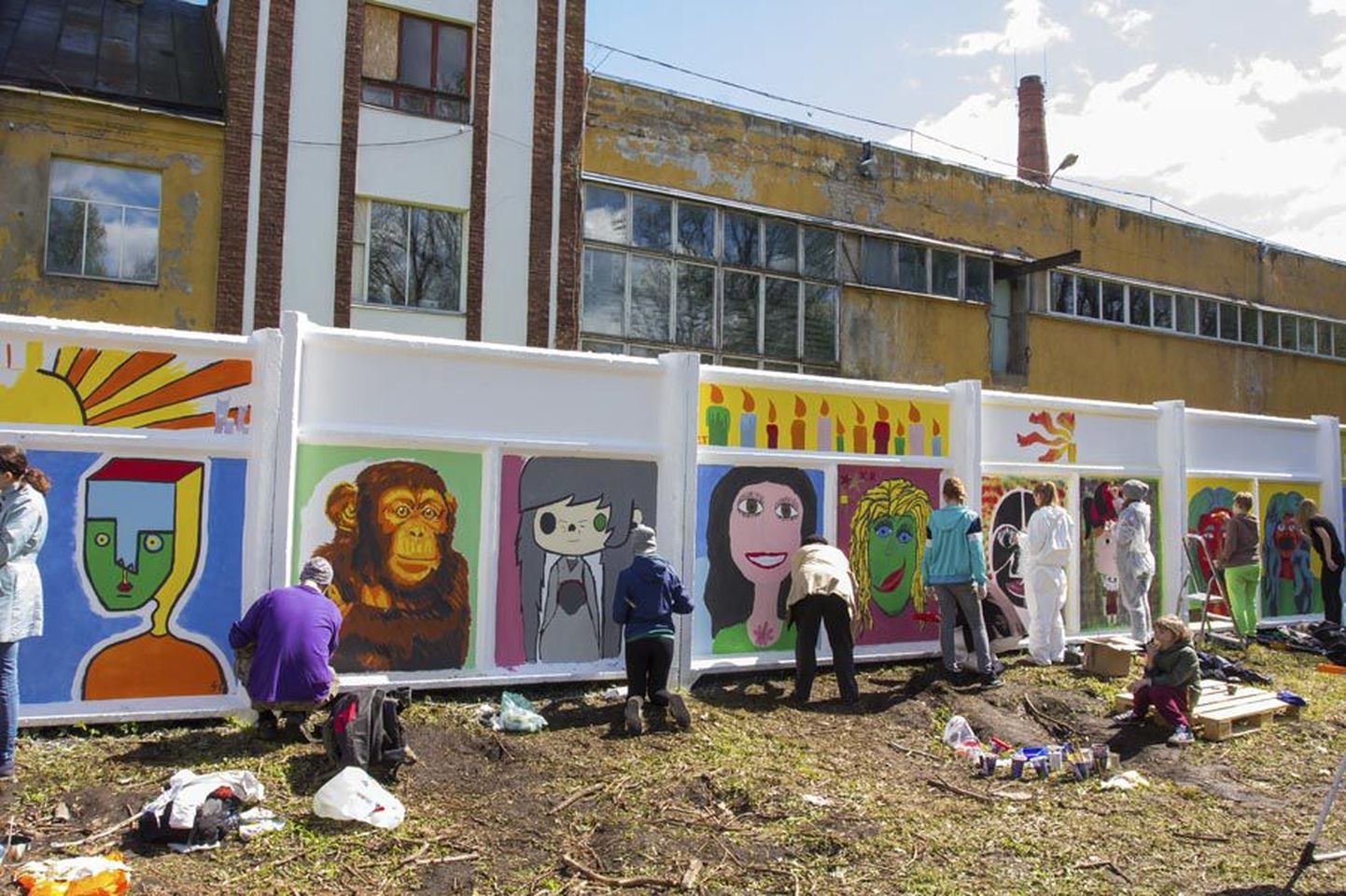 Laupäeval maalis 90 autorit Vabriku tänava betoonmüürile 72 taiest. Õhtul valisid kõik osalejad parima töö ning võit läks jagamisele. Üks kahest võidutööst oli fotol nähtav ahvi pilt, mille joonistas Ivar Smolin.