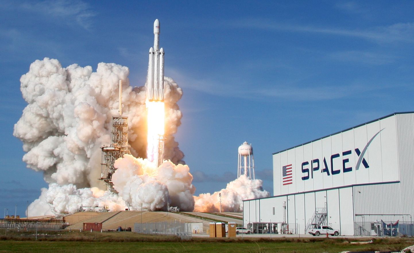 Falcon Heavy start kuuendal veebruaril.